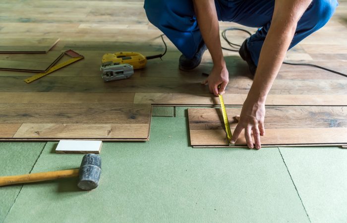 worker install the laminate floor